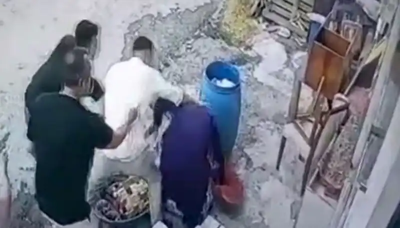 Başakşehir'de Bidon Tartışması Kanlı Bitti: Baba ve Oğul Gözaltında!