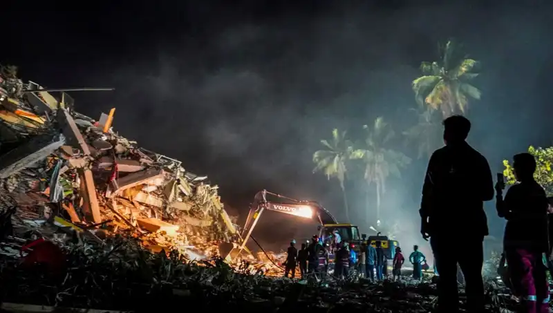 Myanmar'da Üç Gün Enkaz Altında Kalan Adam Hayat Buldu!