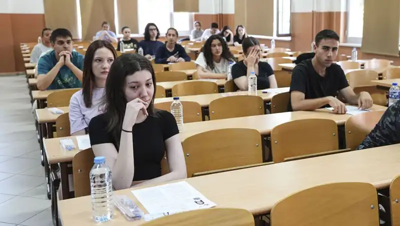 YKS Sonuçları Açıklandı: Öğrenciler Kara Kara Düşünüyor!