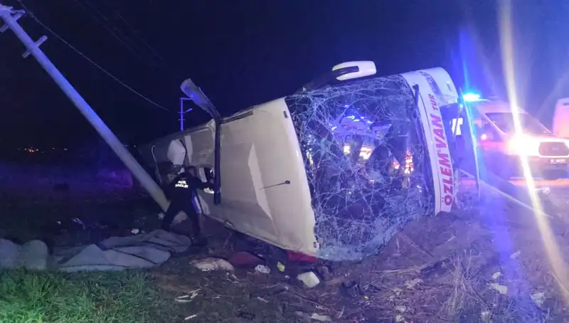 Van'da Yolcu Otobüsü Devrildi: 28 Kişi Yaralandı, Sürücü Kayboldu!