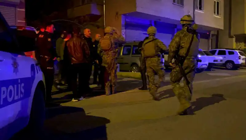 Tüfekle Balkondan Ateş Açtı, Polisten Kaçmak İçin Eve Kilitlendi!