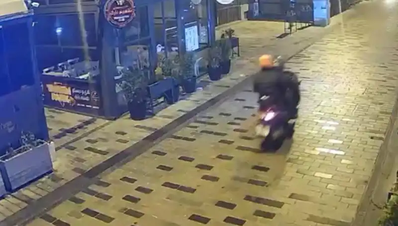 Gece Kulübüne Haraç Saldırısı: Torpillerle Gelen Tehditler ve Silahlı Çatışma