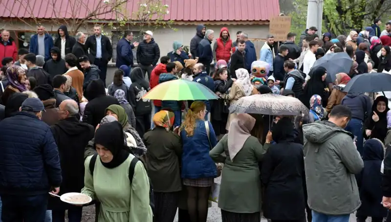 Bir Asırlık Gelenekte 12 Bin Kişi Bayram Sevincini Paylaştı