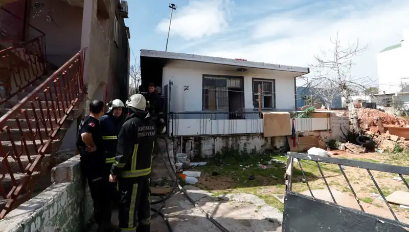 Antalya'da Gecekondu Yangını: Can ve Mal Kaybı Olmadan Kontrol Altına Alındı