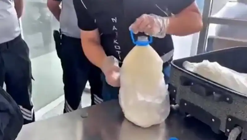 Havalimanında Güvenlik Alarmı: Süt Şişesi İçi Tam 12 Kilo 800 Gram Uyuşturucu!