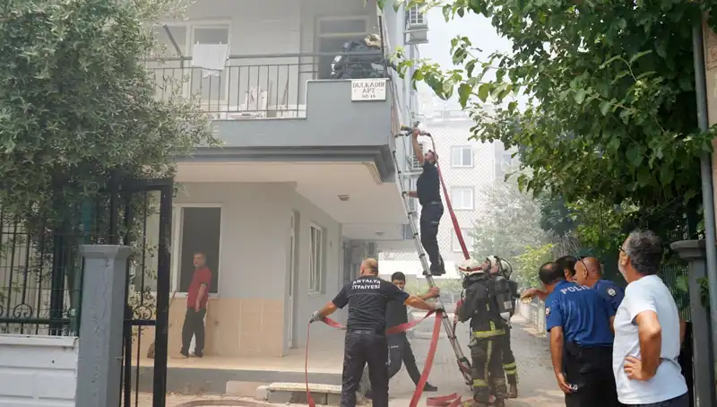 Arkadaş Kavgası Sonrası Gençlerden Şok Edici Eylem: Daireler Duvardaki Kardeşlik Bağlarını Ateşe Verdi!