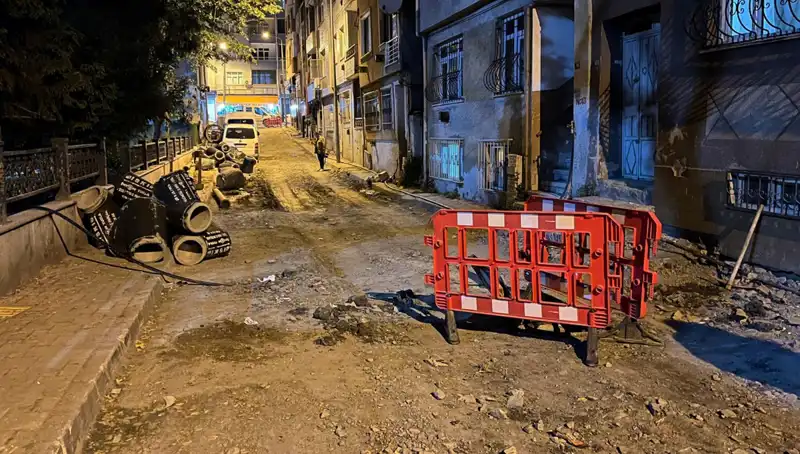 Bayrampaşa'da Şok Olay: Rögar Kapağı Patladı, Altyapı Çalışmalarını Durdurdu!