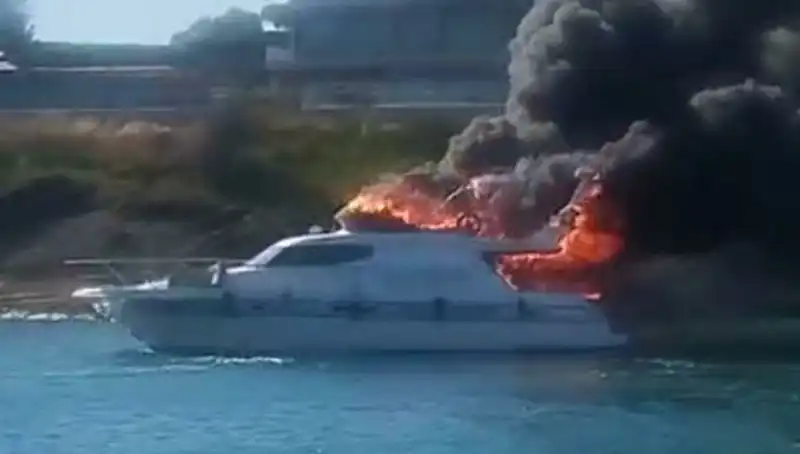 Çeşme Marina'da Motoryat Yangını: Korkutan Alevler ve Kurtarma Mücadelesi
