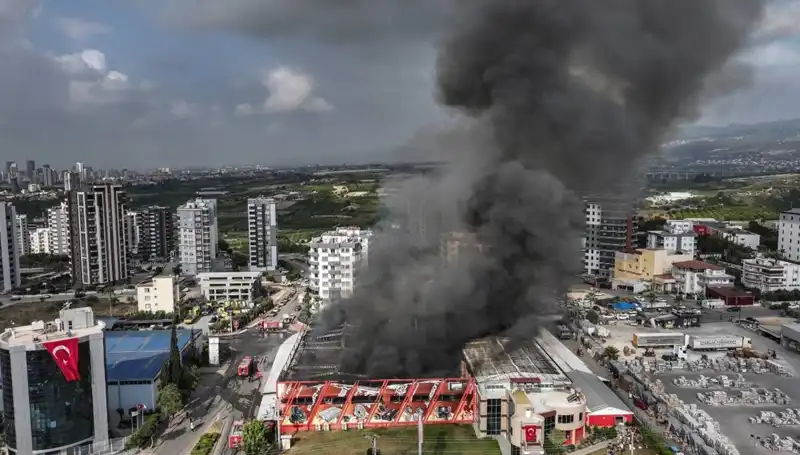 Mersin'de Fabrika Yangını: TOMA ile Yangın Söndürme Mücadelesi