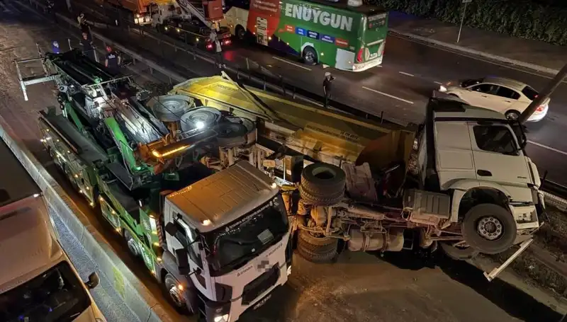 Moloz Yüklü Hafriyat Kamyonu Devrildi: Olay Anında Neler Yaşandı?