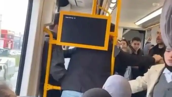 İstanbulluların Gözleri Önünde Metroda Tekme Tokat Kavga!