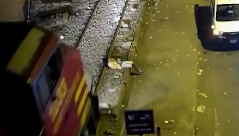 Mucizeler Gerçek Olabiliyor: Tren Çarptıktan Sonra Yürüyen Adamın Hikayesi