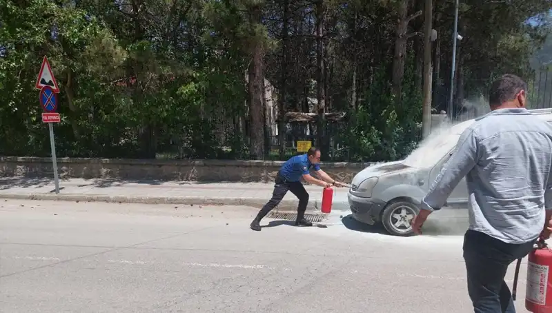 Emniyet Binası Önünde Yangın: Aracın Alev Alev Yanması Panic Oluşturdu