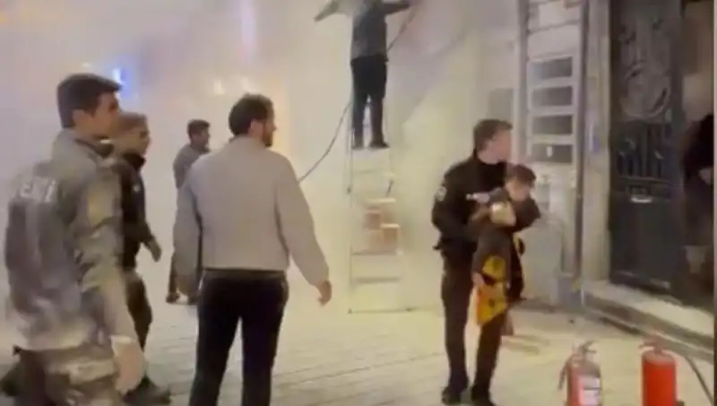 Beyoğlu’nda Yangın Faciasında Küçük Çocuğun Hayatı Kurtarıldı!