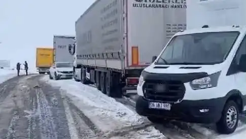 Kars-Ardahan Karayolunda Kar Yağışı: TIR'lar Yolda Kaldı ve İşte Son Durum