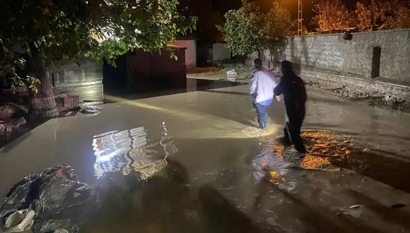 Hızlı Yağışlar Sonrası Gelen Sel: 1 Ev Çöktü, 3 Ev Boşaltıldı