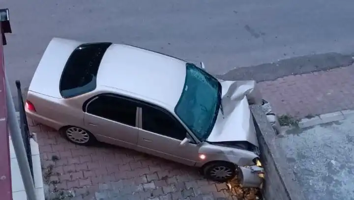 Kontrolünü Kaybeden Araç Duvara Çarptı: Olayın Detayları