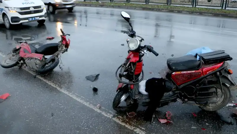Adana'da Şok Eden Kaza: Elektrikli Bisikletler Otomobille Çarpıştı, Can Kaybı