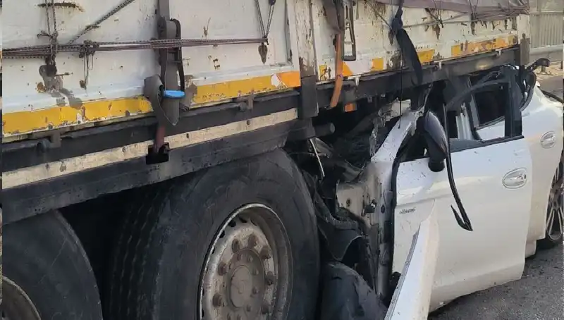 TIR'ı Arkadan Vuran Seken Ok Gibi Saplandı: Korkunç Kaza Detayları