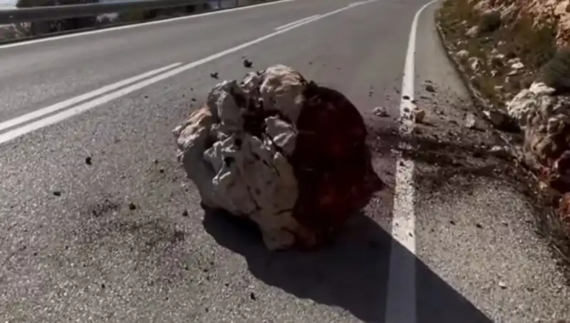 : Kaş'ta Yağışlar Sonrası Yamaçtan Düşen Kayalar, Hayatı Tehlikeye Attı!