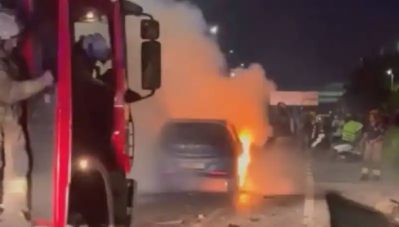 Otoyolda Bariyerlere Çarpan Araç Alev Alev Yandı