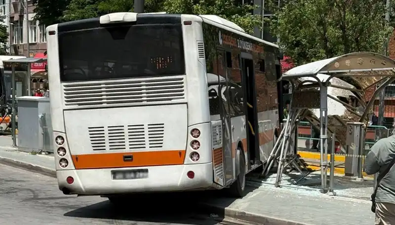 Belediye Otobüsü Tramvay Durağına Dalınca Olay Yerinde Panik Anları Yaşandı