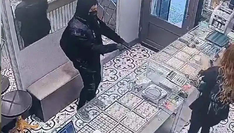 Soygun Girişimi Fiyaskoya Dönüştü: Dolapta Mahsur Kaldılar!