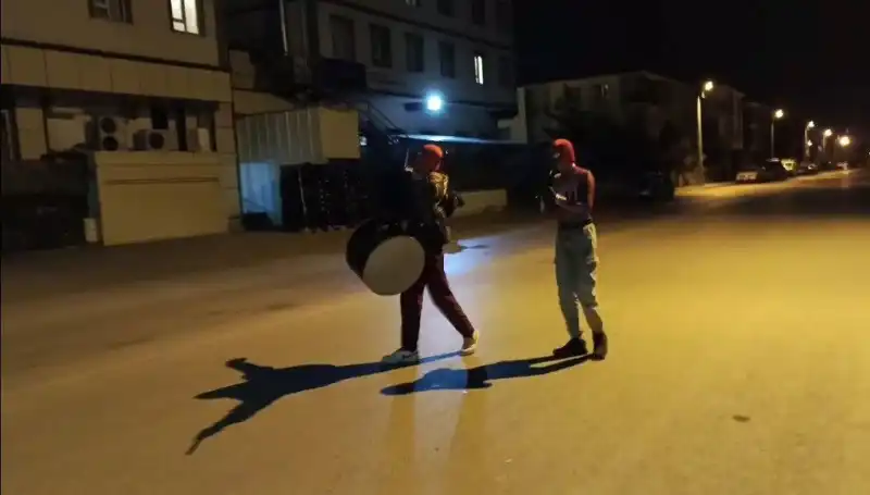 Erzincan Sokaklarında Sahur Neşesi: "Örümcek Adamlar" Geleneksel Eğlenceyi Canlandırdı