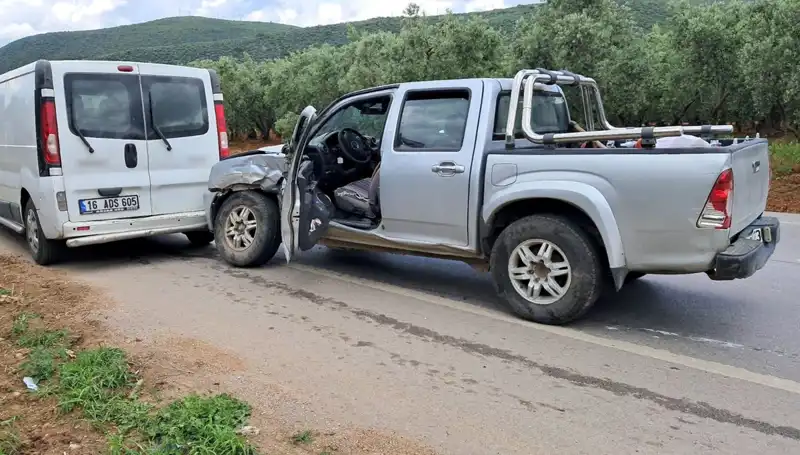 Bursa'da Minibüs ile Kamyonet Çarpıştı: Olay Anında İki Kişi Yaralandı